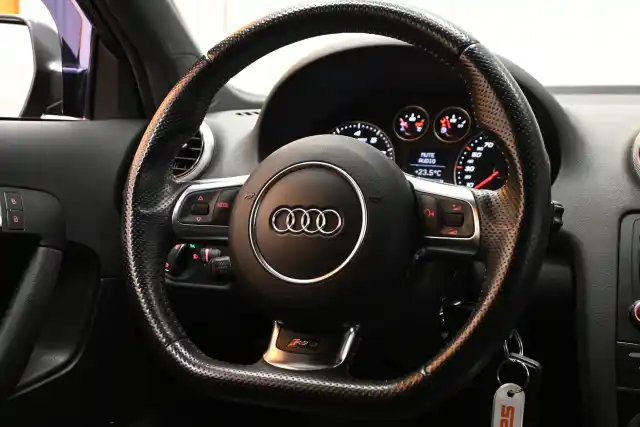 Harmaa Viistoperä, Audi RS3 – KNP-470