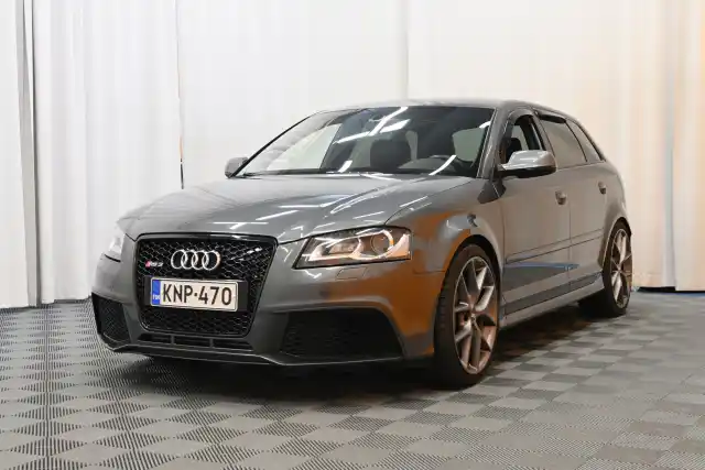 Harmaa Viistoperä, Audi RS3 – KNP-470