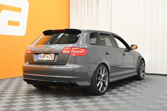 Harmaa Viistoperä, Audi RS3 – KNP-470