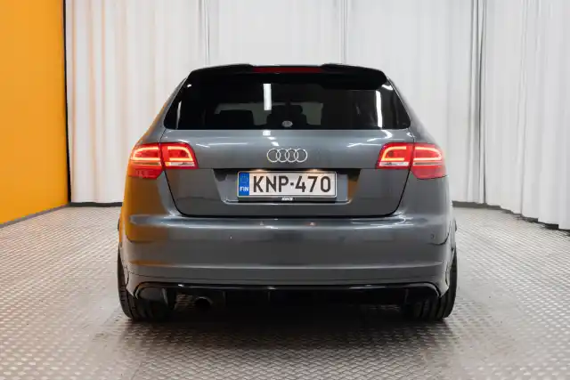 Harmaa Viistoperä, Audi RS3 – KNP-470