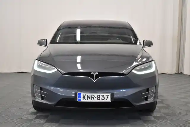 Harmaa Maastoauto, Tesla Model X – KNR-837