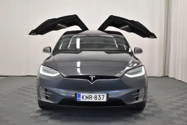 Harmaa Maastoauto, Tesla Model X – KNR-837