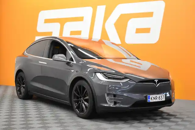 Harmaa Maastoauto, Tesla Model X – KNR-837