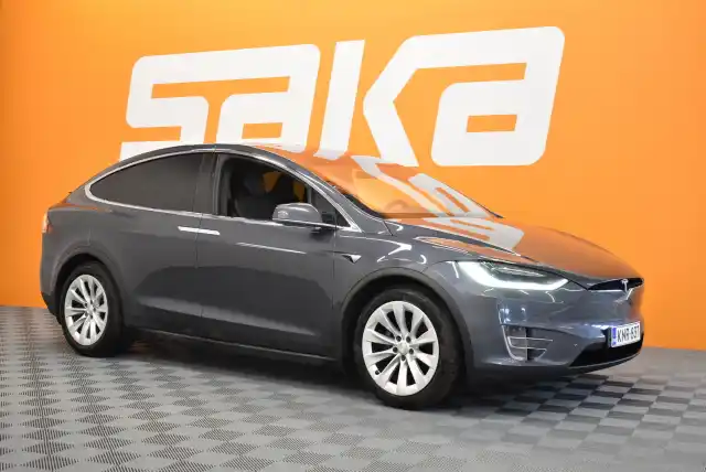 Harmaa Maastoauto, Tesla Model X – KNR-837