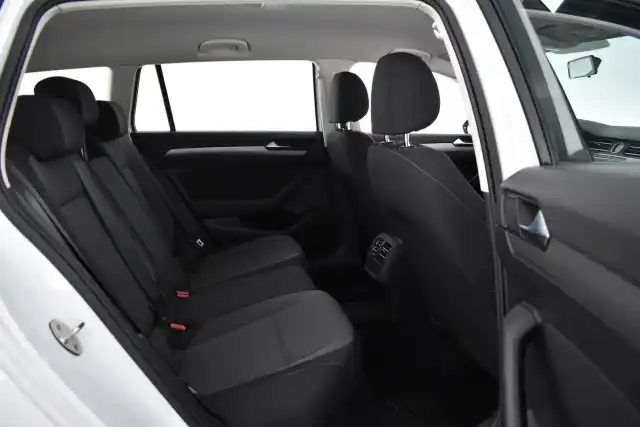 Valkoinen Farmari, Volkswagen Passat – KNS-102