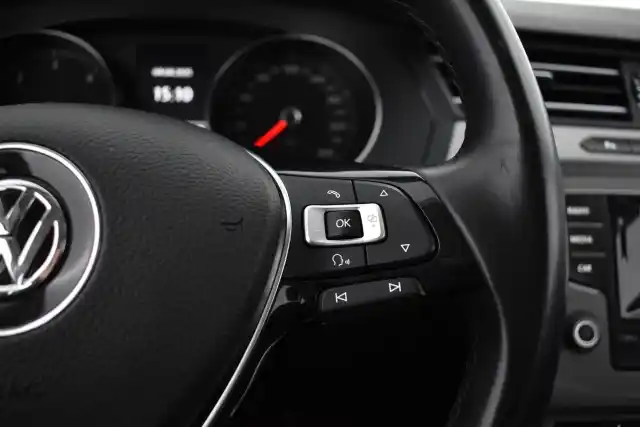 Valkoinen Farmari, Volkswagen Passat – KNS-102