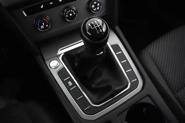 Valkoinen Farmari, Volkswagen Passat – KNS-102