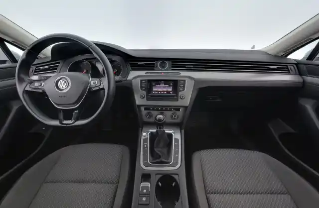 Valkoinen Farmari, Volkswagen Passat – KNS-102