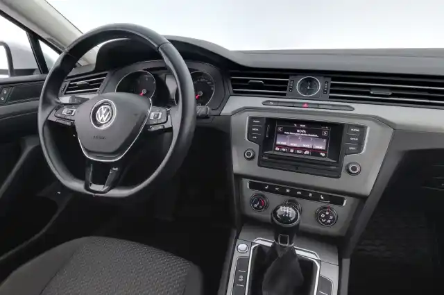 Valkoinen Farmari, Volkswagen Passat – KNS-102