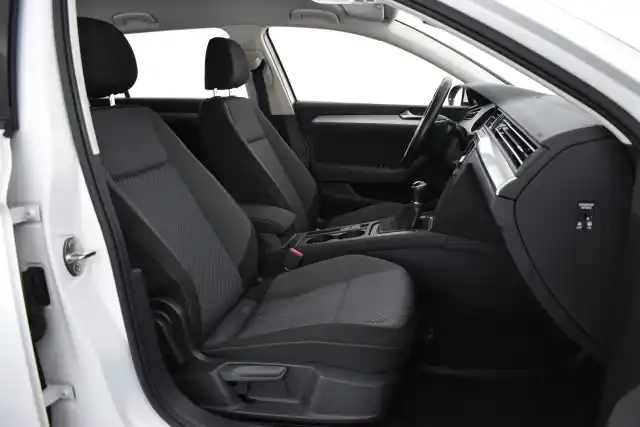 Valkoinen Farmari, Volkswagen Passat – KNS-102