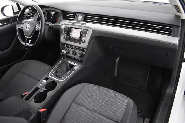 Valkoinen Farmari, Volkswagen Passat – KNS-102