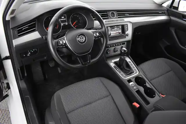 Valkoinen Farmari, Volkswagen Passat – KNS-102