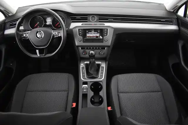 Valkoinen Farmari, Volkswagen Passat – KNS-102