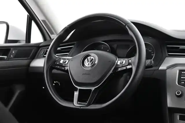 Valkoinen Farmari, Volkswagen Passat – KNS-102