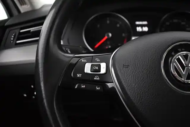 Valkoinen Farmari, Volkswagen Passat – KNS-102