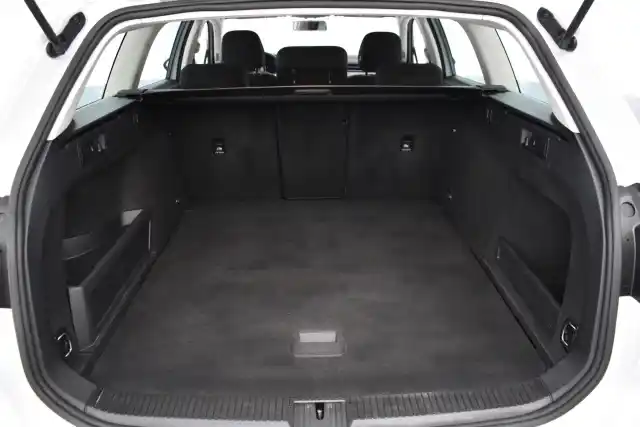 Valkoinen Farmari, Volkswagen Passat – KNS-102