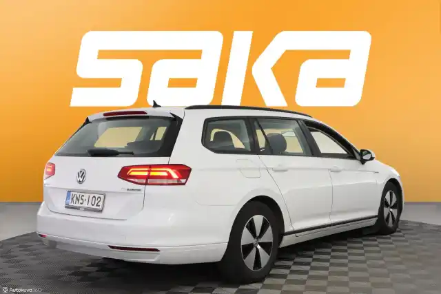 Valkoinen Farmari, Volkswagen Passat – KNS-102