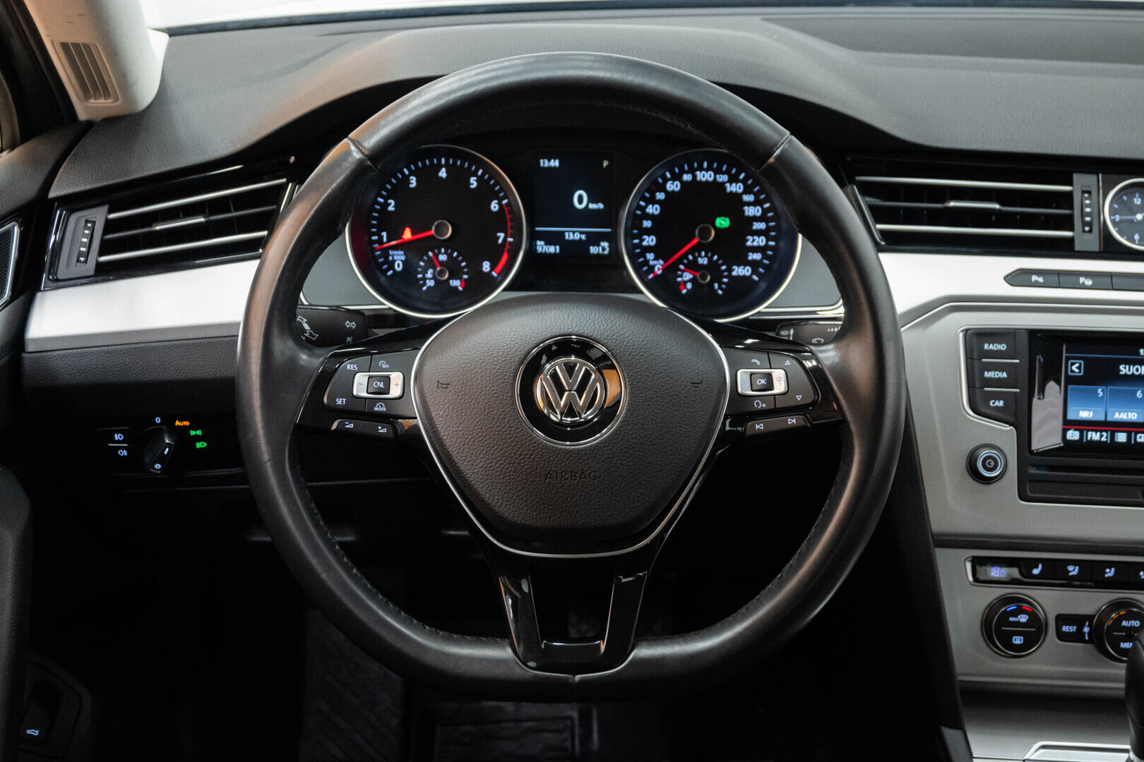 Harmaa Sedan, Volkswagen Passat – KNS-104