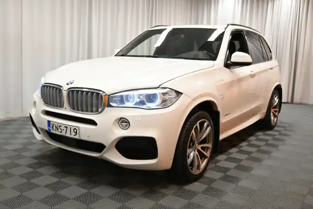 Valkoinen Maastoauto, BMW X5 – KNS-719