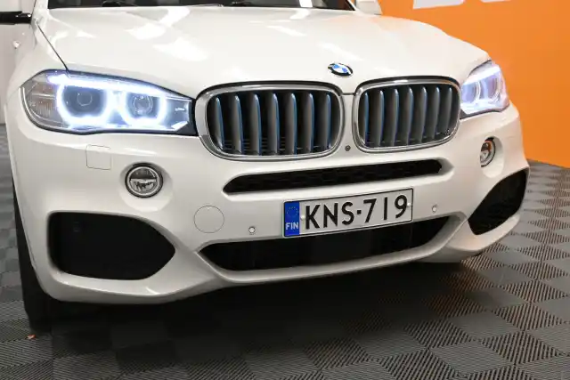 Valkoinen Maastoauto, BMW X5 – KNS-719