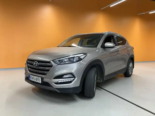 Beige Maastoauto, Hyundai Tucson – KNS-891