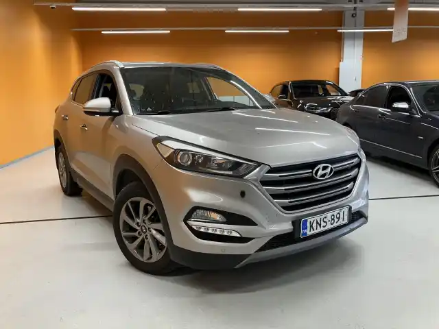 Beige Maastoauto, Hyundai Tucson – KNS-891