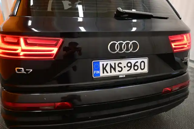 Musta Maastoauto, Audi Q7 – KNS-960