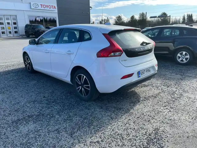 Valkoinen Viistoperä, Volvo V40 – KNT-996