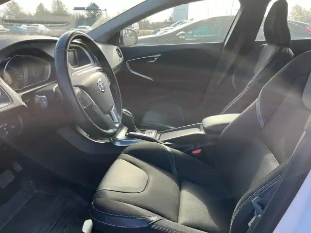 Valkoinen Viistoperä, Volvo V40 – KNT-996