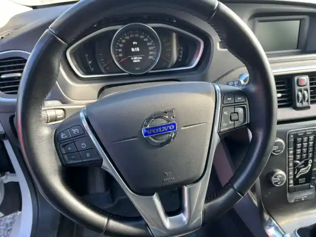 Valkoinen Viistoperä, Volvo V40 – KNT-996