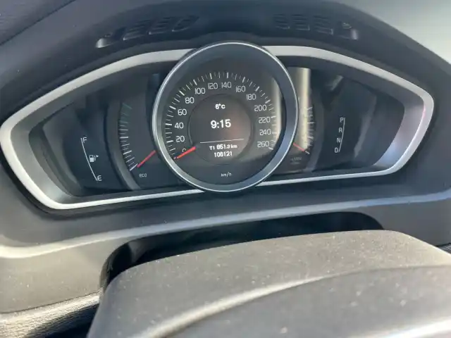 Valkoinen Viistoperä, Volvo V40 – KNT-996