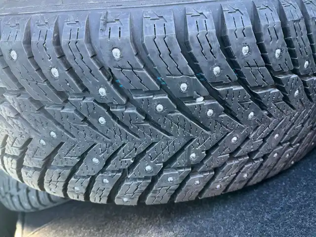 Valkoinen Viistoperä, Volvo V40 – KNT-996