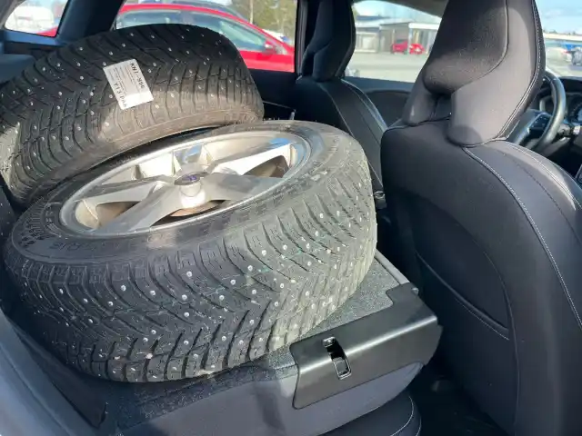 Valkoinen Viistoperä, Volvo V40 – KNT-996