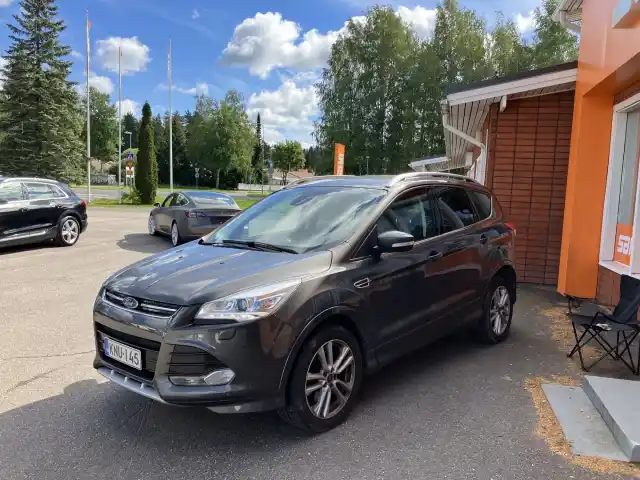 Harmaa Maastoauto, Ford Kuga – KNU-145