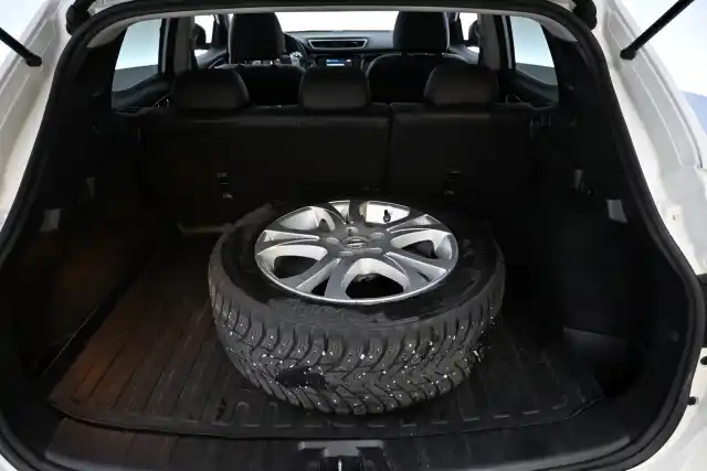 Valkoinen Maastoauto, Nissan Qashqai – KNU-237