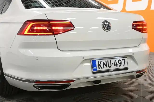 Valkoinen Sedan, Volkswagen Passat – KNU-497