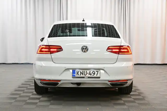 Valkoinen Sedan, Volkswagen Passat – KNU-497