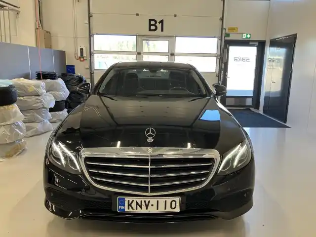 Musta Sedan, Mercedes-Benz E – KNV-110