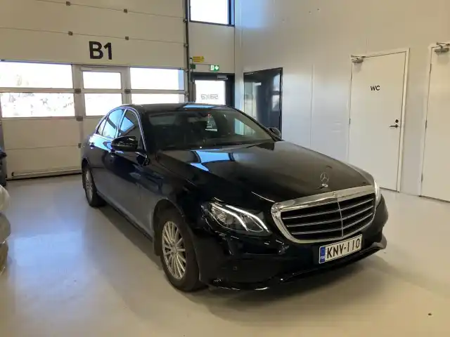 Musta Sedan, Mercedes-Benz E – KNV-110