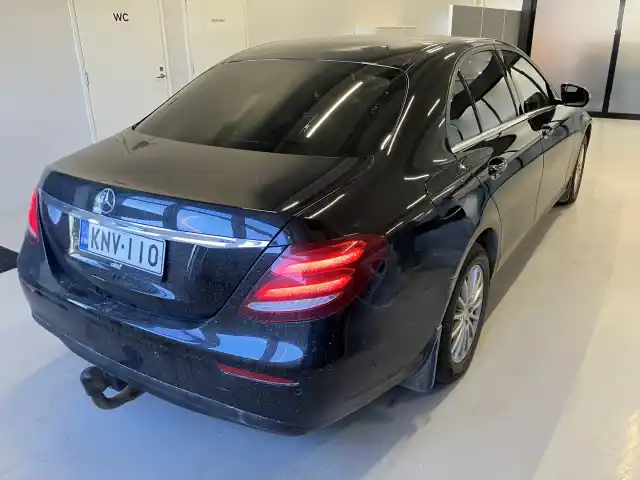 Musta Sedan, Mercedes-Benz E – KNV-110