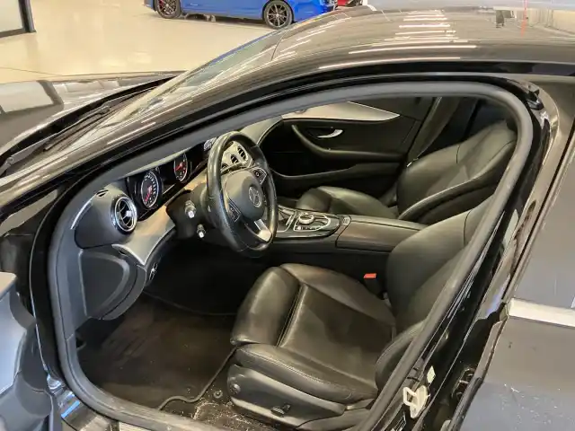 Musta Sedan, Mercedes-Benz E – KNV-110