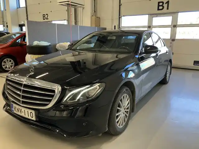 Musta Sedan, Mercedes-Benz E – KNV-110