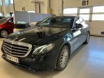Musta Sedan, Mercedes-Benz E – KNV-110, kuva 1