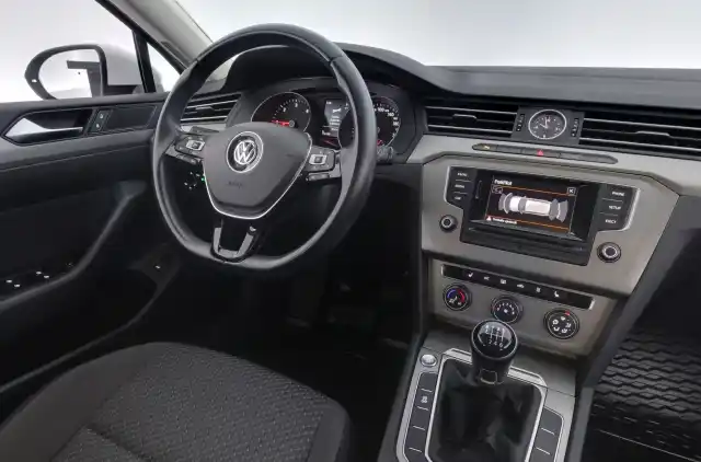 Valkoinen Farmari, Volkswagen Passat – KNX-712