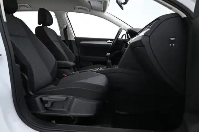Valkoinen Farmari, Volkswagen Passat – KNX-712