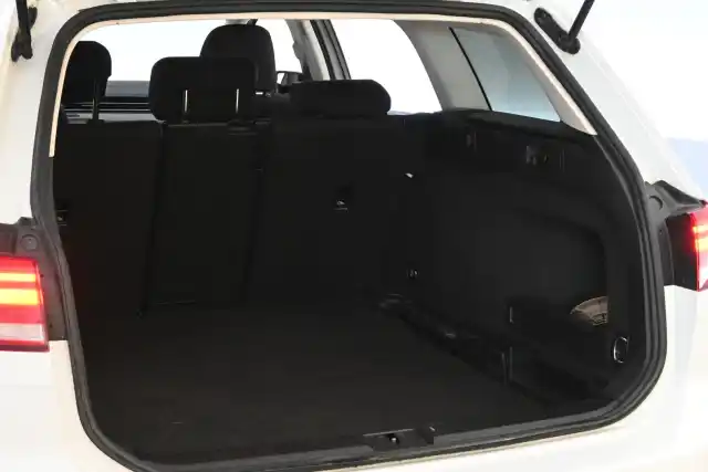 Valkoinen Farmari, Volkswagen Passat – KNX-712