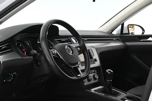 Valkoinen Farmari, Volkswagen Passat – KNX-712