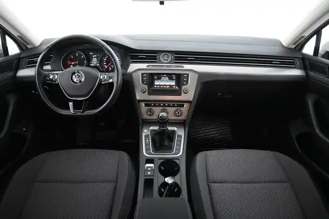 Valkoinen Farmari, Volkswagen Passat – KNX-712