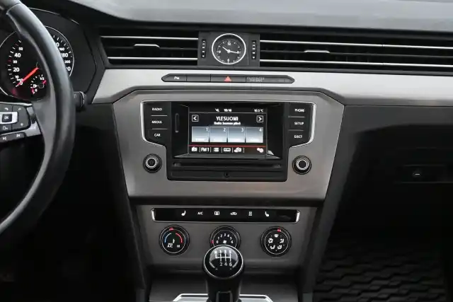 Valkoinen Farmari, Volkswagen Passat – KNX-712