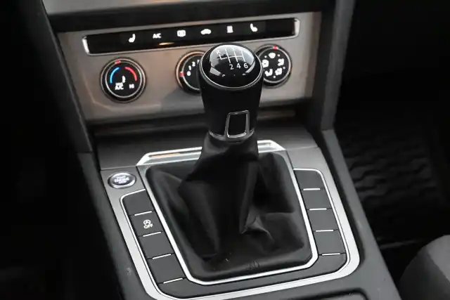 Valkoinen Farmari, Volkswagen Passat – KNX-712